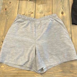Men’s size Small Lululemon lined pace breaker short 5” inseam. EUC. Light grey.